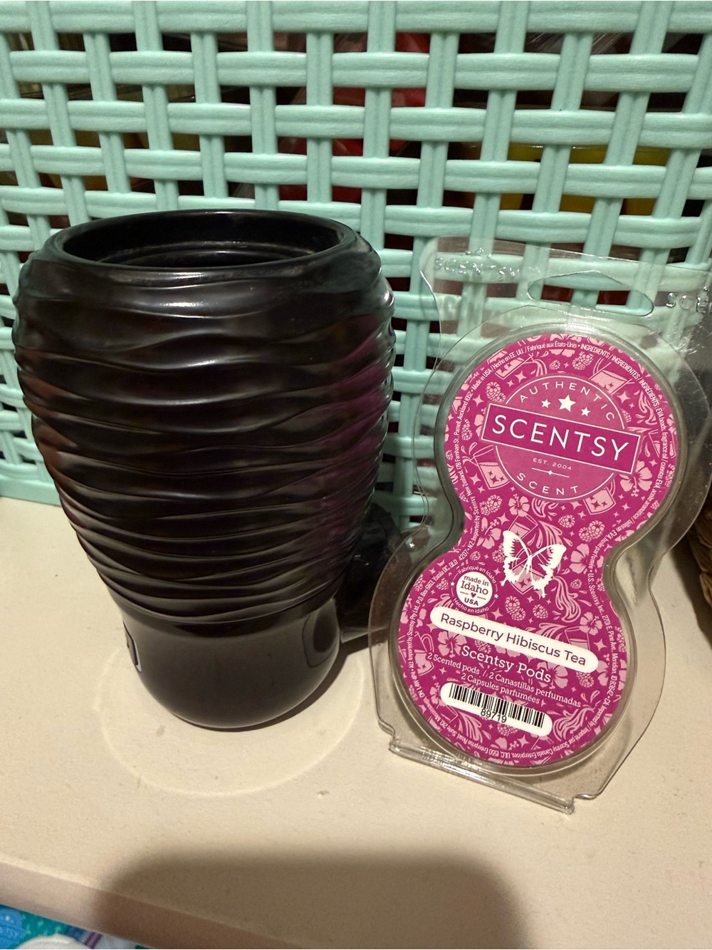 Scentsy Black Ripple plastic Diffuser with Pink Raspberry Hibiscus Tea Pods